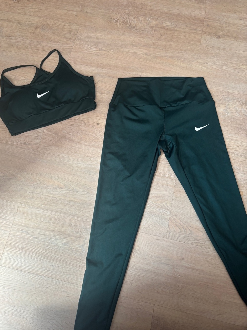 Green Sports Bra and Leggings Set with White Swoosh Accents